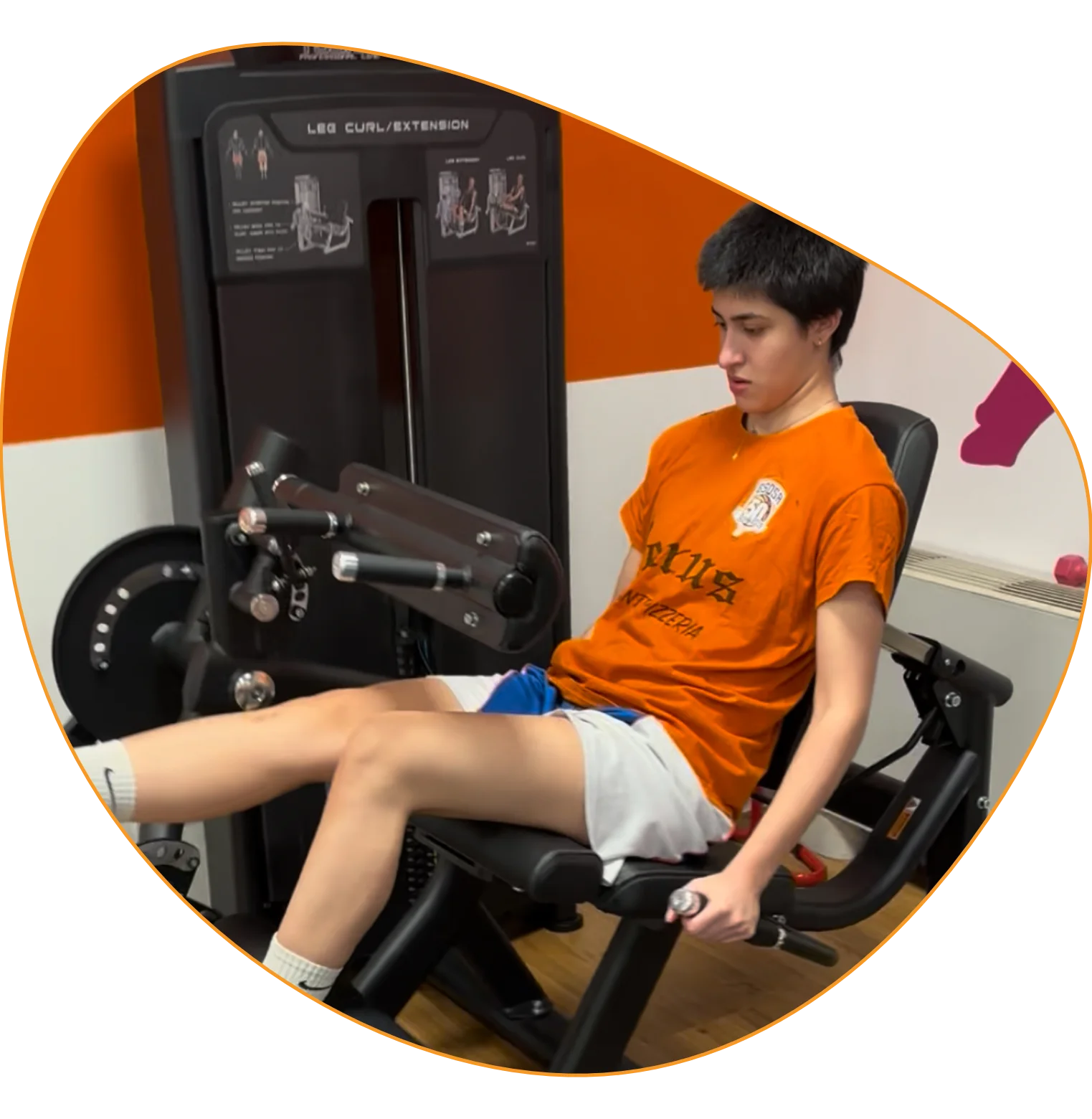 Giovane ragazzo allena le gambe con la pressa in palestra da Fisiologico